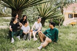 Hoa hậu Ngọc Hân đồng hành với các họa sĩ trẻ trong dự án xưởng sáng tác