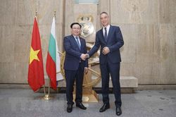 Chủ tịch Quốc hội Vương Đình Huệ thăm thành phố Burgas