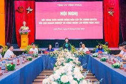 Lãnh đạo tỉnh Vĩnh Phúc đối thoại với doanh nghiệp và công nhân lao động