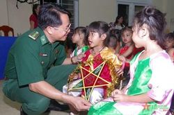 Ấm áp chương trình 'Biên cương đêm hội trăng rằm' cho trẻ em khu vực biên giới