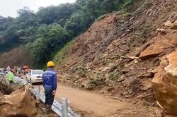 Sạt lở trên Quốc lộ 8A khiến giao thông lên cửa khẩu Cầu Treo bị tê liệt