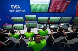 Vì sao VAR chưa phổ biến ở V.League mùa tới?