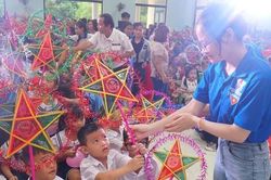 Tỉnh Đoàn TT-Huế tổ chức vui Trung thu cho thiếu nhi vùng khó khăn