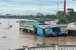 Nhà hàng nổi ở Quảng Bình bị sóng đánh trôi ra biển, 4 người được cứu thoát