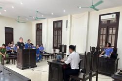 VKSND huyện Yên Mỹ công bố chứng cứ bằng hình ảnh tại phiên tòa xét xử sơ thẩm