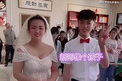 Chú rể 20 tuổi 'vui ra mặt' khi cưới được cô dâu gần bằng tuổi mẹ