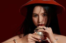Đỗ Thị Hà diện áo dài thưởng trà cực sang, nhan sắc chuẩn phụ nữ Á Đông