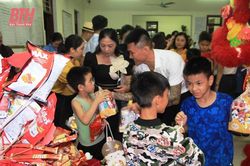 Ấm áp 'Đêm hội trăng rằm' ở Trung tâm bảo trợ số 2 tỉnh Thanh Hóa