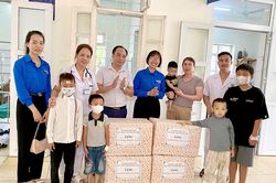 Tỉnh đoàn tặng quà Trung thu cho trẻ em trên địa bàn TP. Điện Biên Phủ