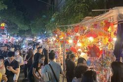 Phố Hàng Mã 'nhuộm sắc đỏ' trước thềm Trung thu