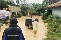 Bám địa bàn giúp nhân dân trong cơn mưa lũ kéo dài