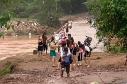 Xúc động hình ảnh thầy hiệu trưởng cùng giáo viên cõng học sinh vượt bùn đất để tới trường