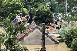 Mưa ngập phòng trọ, 40 học sinh trèo lên nóc nhà kêu cứu