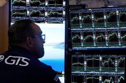 Chứng khoán Mỹ lao dốc: Dow Jones mất gần 400 điểm, S&P 500 thấp nhất 6 tháng