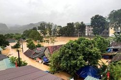 Ngập sâu tận nóc, hàng nghìn ngôi nhà ở Nghệ An chìm trong biển nước