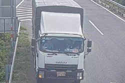 Tài xế xe tải lấy giẻ che biển số đi lùi trên cao tốc