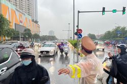 Hình ảnh Cảnh sát giao thông Hà Nội đội mưa lớn, phân luồng giúp nhân dân đi lại an toàn