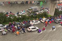 Nhiều tuyến phố Hà Nội ngập lụt, ùn tắc nghiêm trọng vì mưa lớn