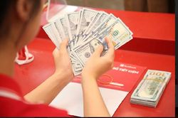 Tỷ giá liên tục lập đỉnh: Ngân hàng Nhà nước can thiệp thế nào?