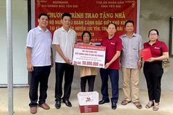 TAND tỉnh Yên Bái trao kinh phí hỗ trợ làm nhà cho hộ nghèo ở Lục Yên