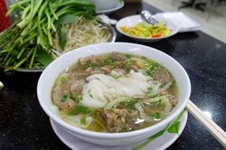 Trưa mùa đông, mẹ rút từ ruột tượng 2 hào cho tôi mua nước phở về chan cơm nguội