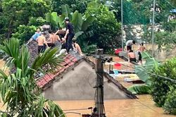 Hàng chục học sinh phá mái ngói, trèo lên nóc nhà thoát cơn lũ dữ