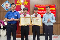 Khen thưởng 2 học sinh cứu các em nhỏ khỏi đuối nước