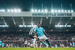 Man City nếm 'trái đắng,' chia tay League Cup ngay từ trận ra quân