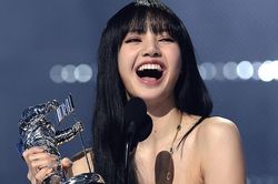 Thành viên Lisa của nhóm Blackpink lập thêm kỷ lục Guinness thế giới