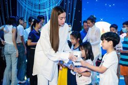 Hồ Ngọc Hà làm điều đặc biệt cho trẻ em khó khăn nhân dịp Tết Trung thu