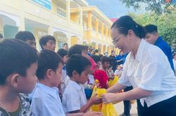 Ayun Pa: Ấm áp Trung thu 'Lồng đèn thắp sáng ước mơ'