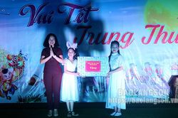 Lãnh đạo thành phố Lạng Sơn thăm, tặng quà và dự tết Trung thu tại các trường học
