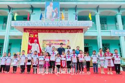 Trao quà Trung thu cho học sinh xã Đông Thọ