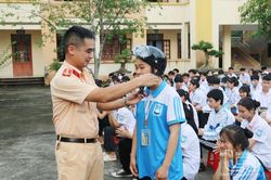 Hình thành thói quen đội mũ bảo hiểm cho học sinh