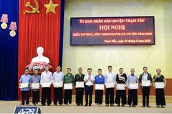 Trạm Tấu biểu dương 55 người có uy tín trong đồng bào dân tộc thiểu số