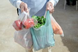 Cảnh báo: Đa phần túi ni lông chỉ sử dụng một lần rồi thải ra ngoài môi trường gây ô nhiễm