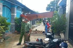 Người đàn ông bán điện thoại chết gục trên xe máy với 2 vết dao đâm