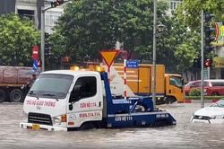 Sau mưa lớn, dịch vụ cứu hộ hoạt động hết công suất