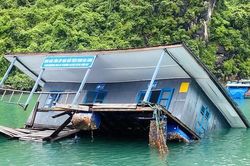 Quảng Ninh tìm cách 'cứu' nhà bè ở làng chài Cửa Vạn đang bị chìm một phần xuống biển