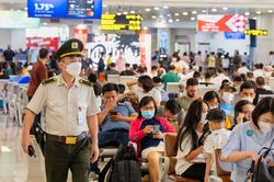 Chiếc túi hàng hiệu có 200 triệu đồng bỏ quên tại sân bay Nội Bài đang tìm chủ nhân