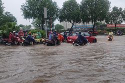 Đợt mưa xối xả ở Bắc bộ và Trung bộ còn duy trì trong bao lâu?