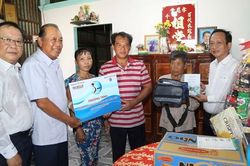Cùng ngư dân thắp sáng đèn trên biển