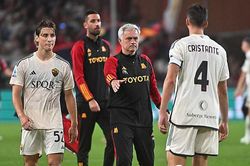 AS Roma thua thảm, fan muốn quay lưng, Mourinho vẫn bào chữa ấn tượng