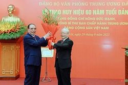 Trao Huy hiệu 60 năm tuổi Đảng tặng nguyên Tổng Bí thư Nông Đức Mạnh