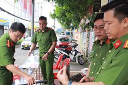 Người dân giao nộp nhiều kiếm, mã tấu, súng