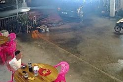 Người đàn ông phản xạ cực nhanh thoát chết ngay trước đầu ô tô
