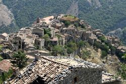 Câu chuyện rùng rợn đằng sau 'thị trấn ma' rùng rợn nhất Italy