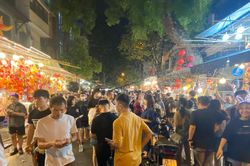 Phố Phùng Hưng, Hàng Mã đông nghẹt người đi chơi Trung thu