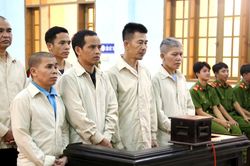 Gia Lai: 6 bị cáo tổ chức cho người khác trốn đi nước ngoài lãnh 45 năm tù