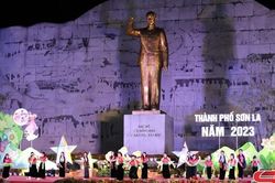 Rộn ràng 'Đêm hội trăng rằm' thành phố Sơn La năm 2023